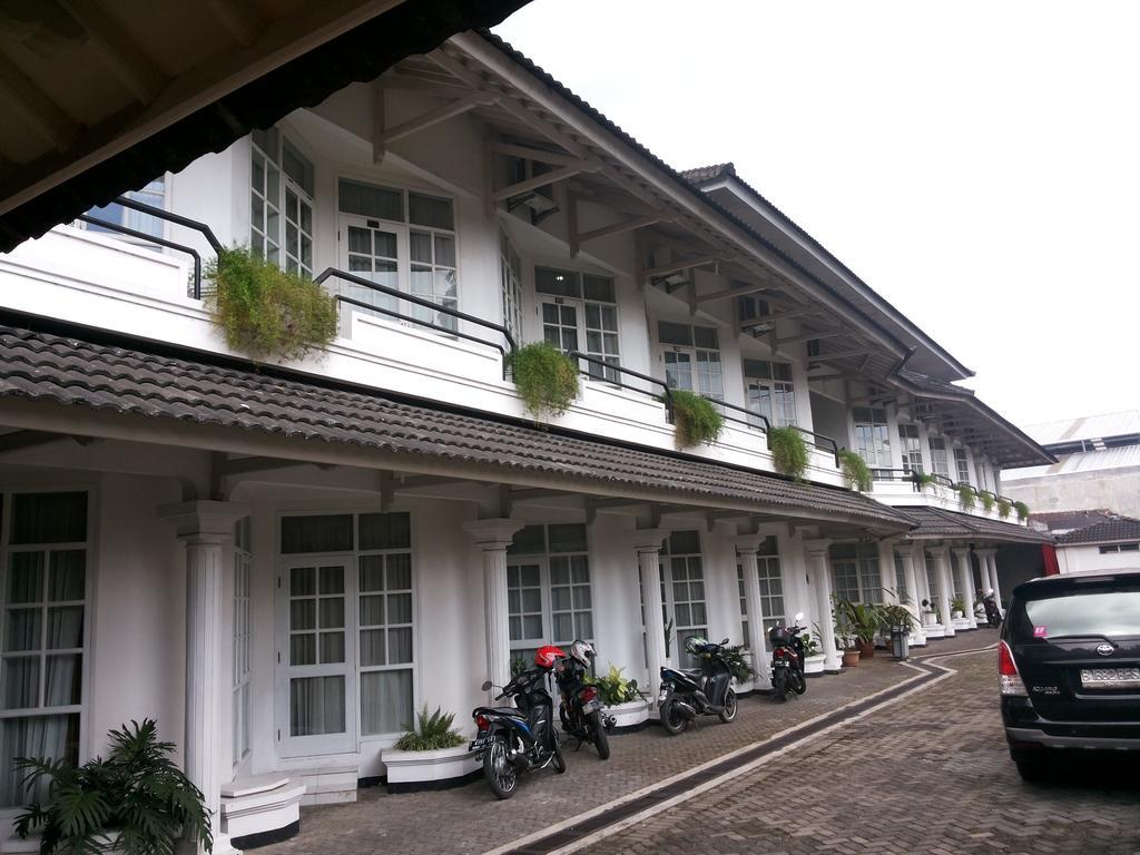 Urbanview Hotel Crown Tasikmalaya By Reddoorz Dış mekan fotoğraf