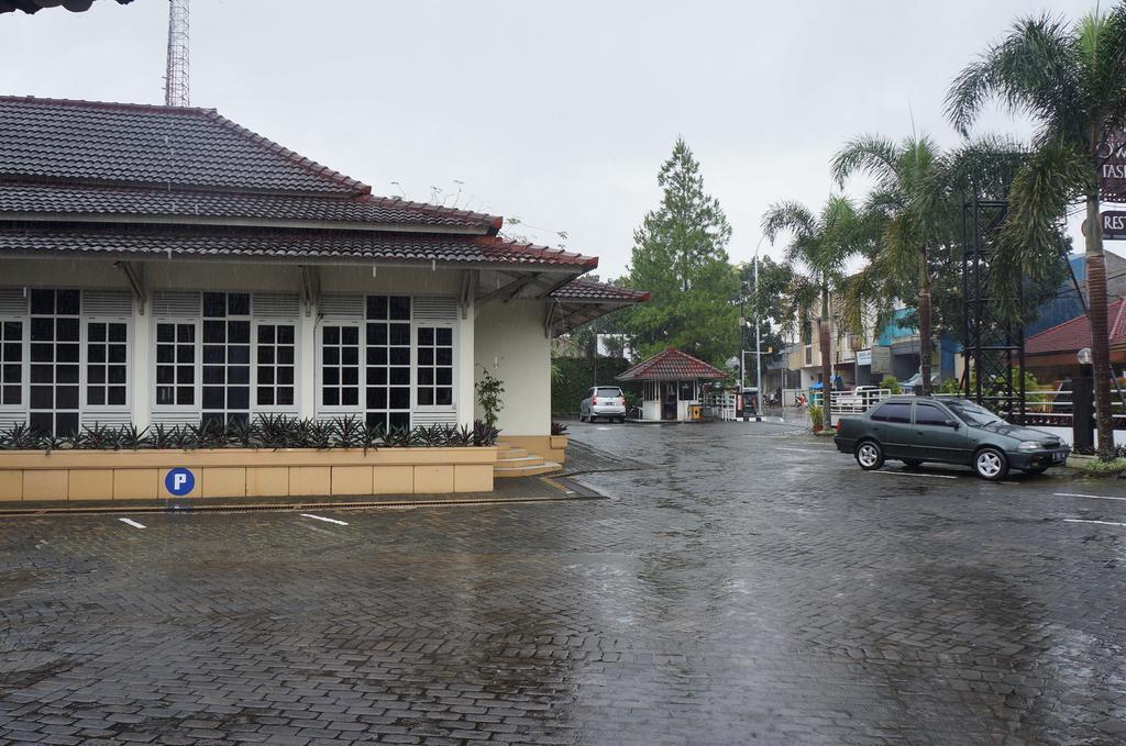 Urbanview Hotel Crown Tasikmalaya By Reddoorz Dış mekan fotoğraf